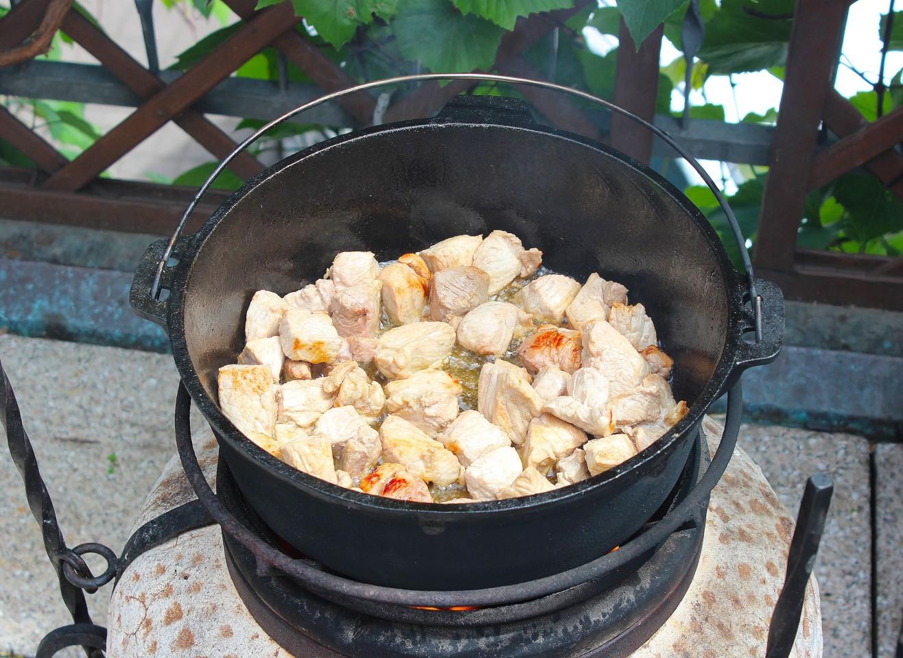 Шаг 3 приготовления Овощное рагу в казане с мясом и картошкой на костре