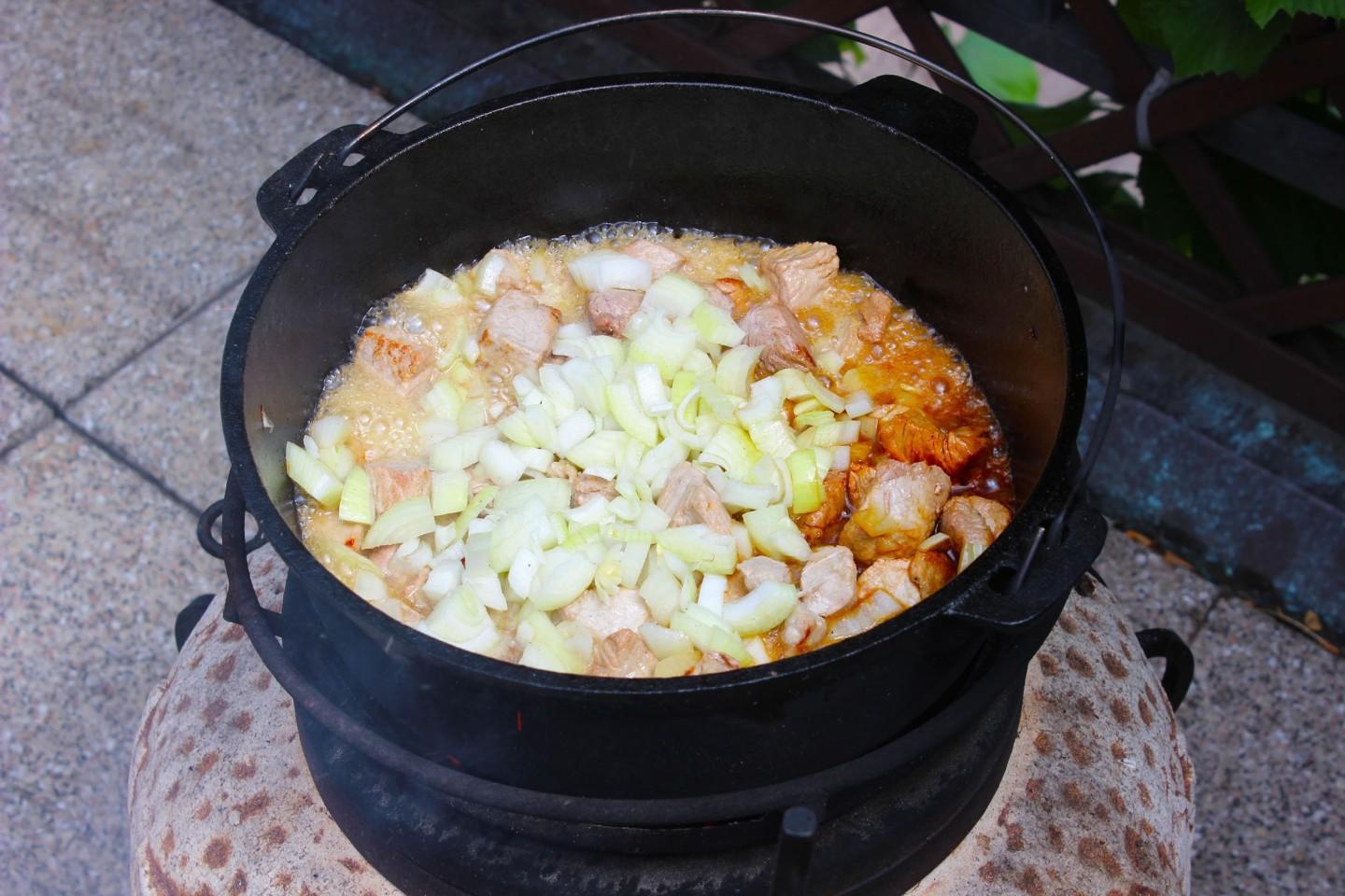 Шаг 4 приготовления Овощное рагу в казане с мясом и картошкой на костре