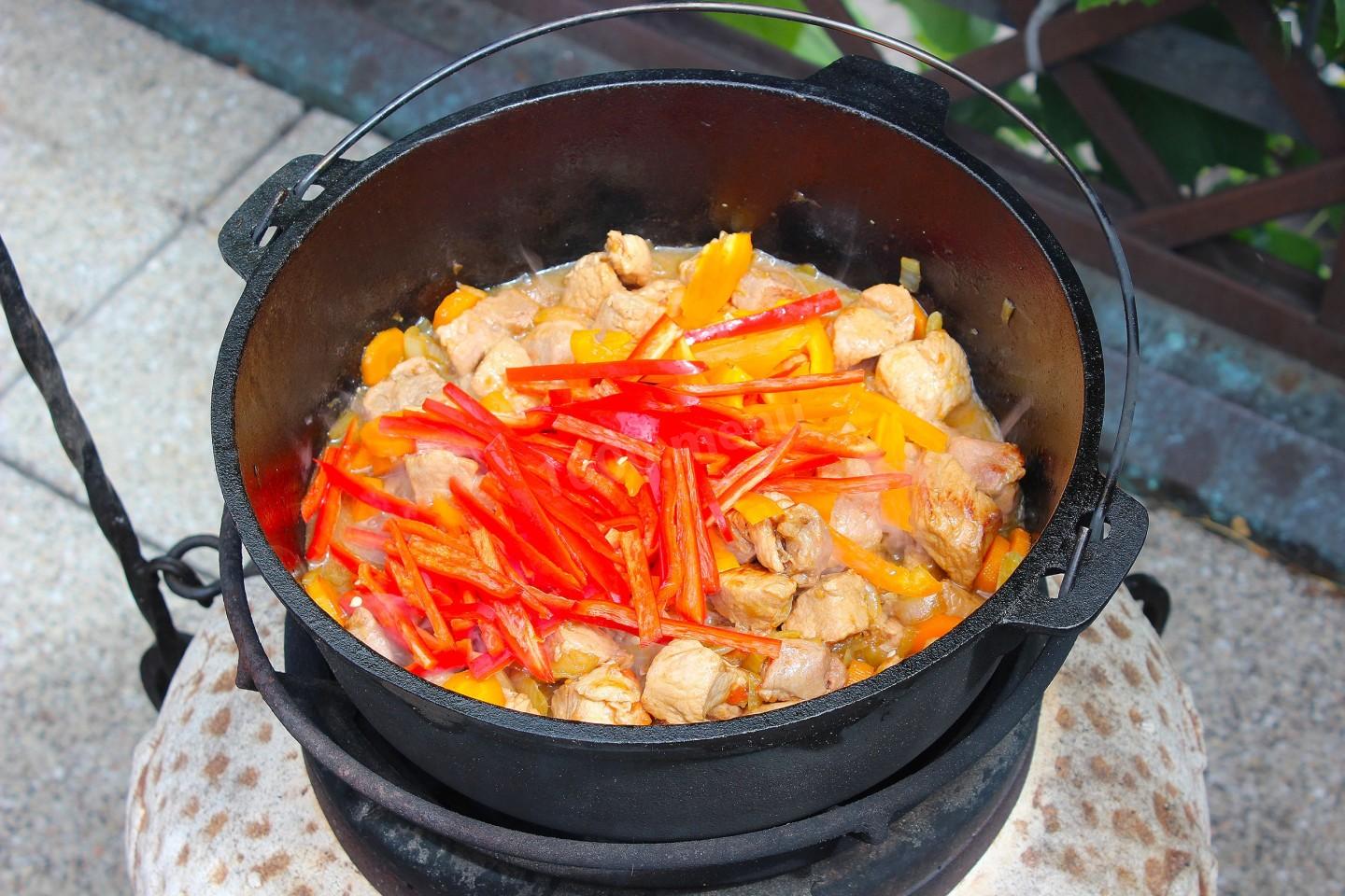 Шаг 5 приготовления Овощное рагу в казане с мясом и картошкой на костре