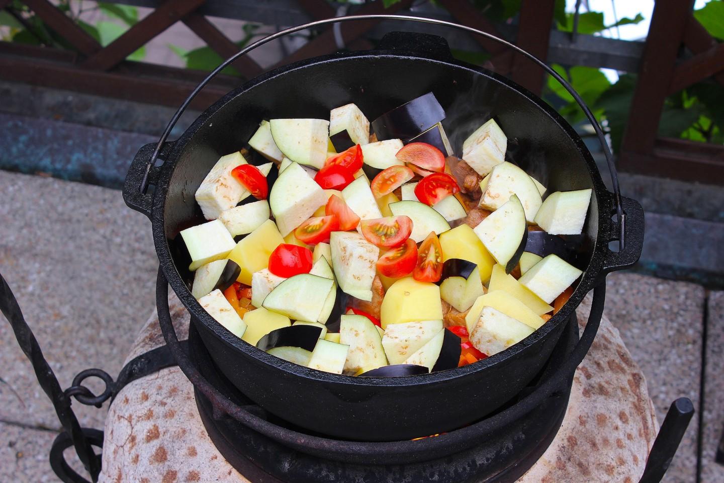 Шаг 6 приготовления Овощное рагу в казане с мясом и картошкой на костре