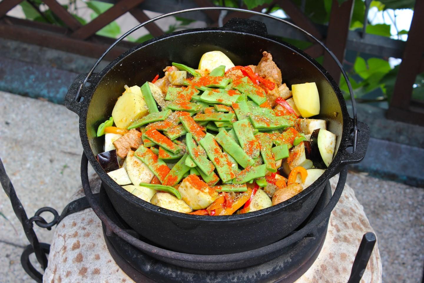 Шаг 7 приготовления Овощное рагу в казане с мясом и картошкой на костре