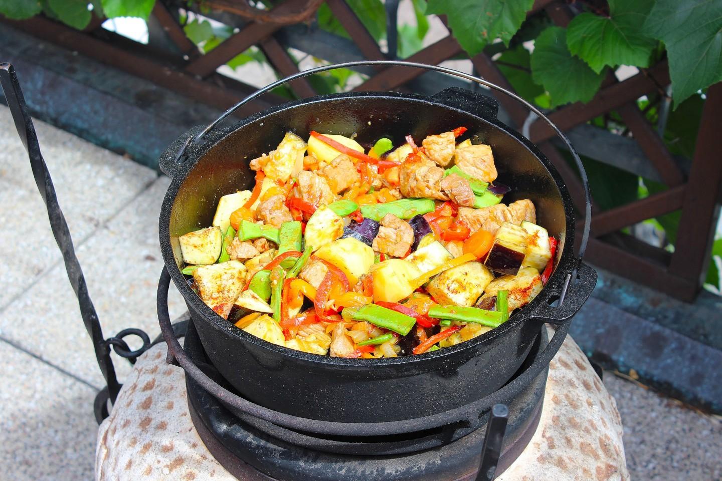 Шаг 8 приготовления Овощное рагу в казане с мясом и картошкой на костре