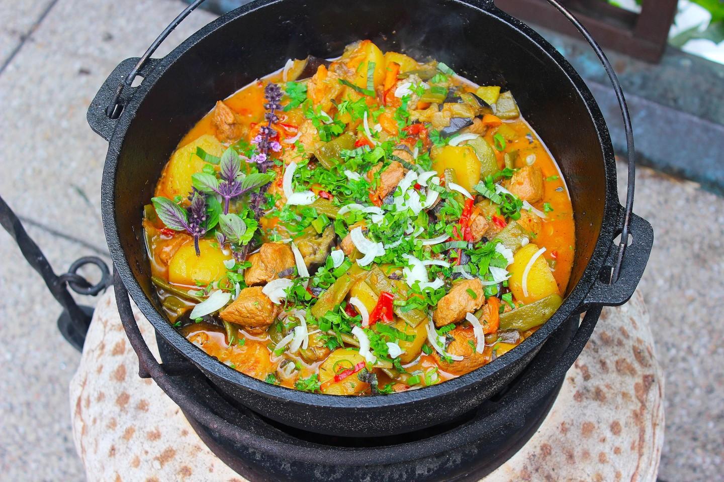 Шаг 9 приготовления Овощное рагу в казане с мясом и картошкой на костре