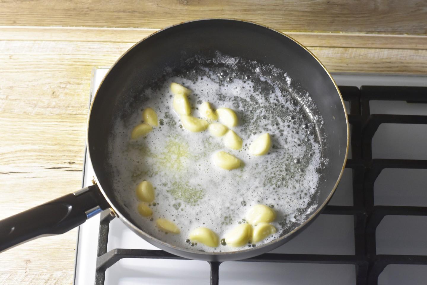 Шаг 5 приготовления Курица в сливочном соусе на сковороде