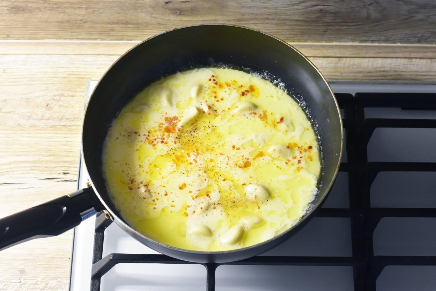 Шаг 6 приготовления Курица в сливочном соусе на сковороде