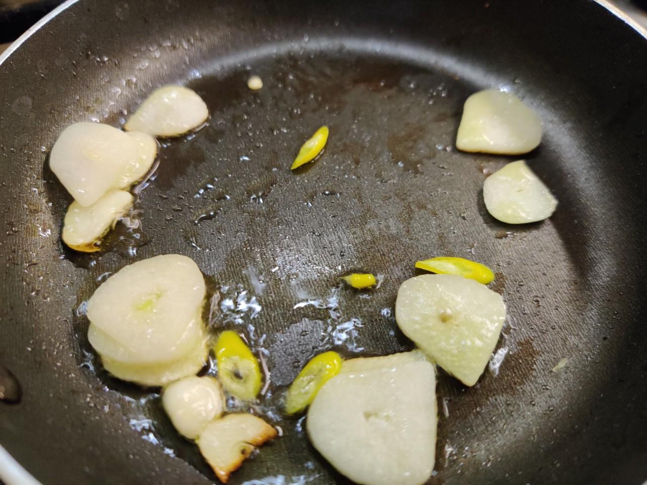 Шаг 6 приготовления Фунчоза с креветками и овощами