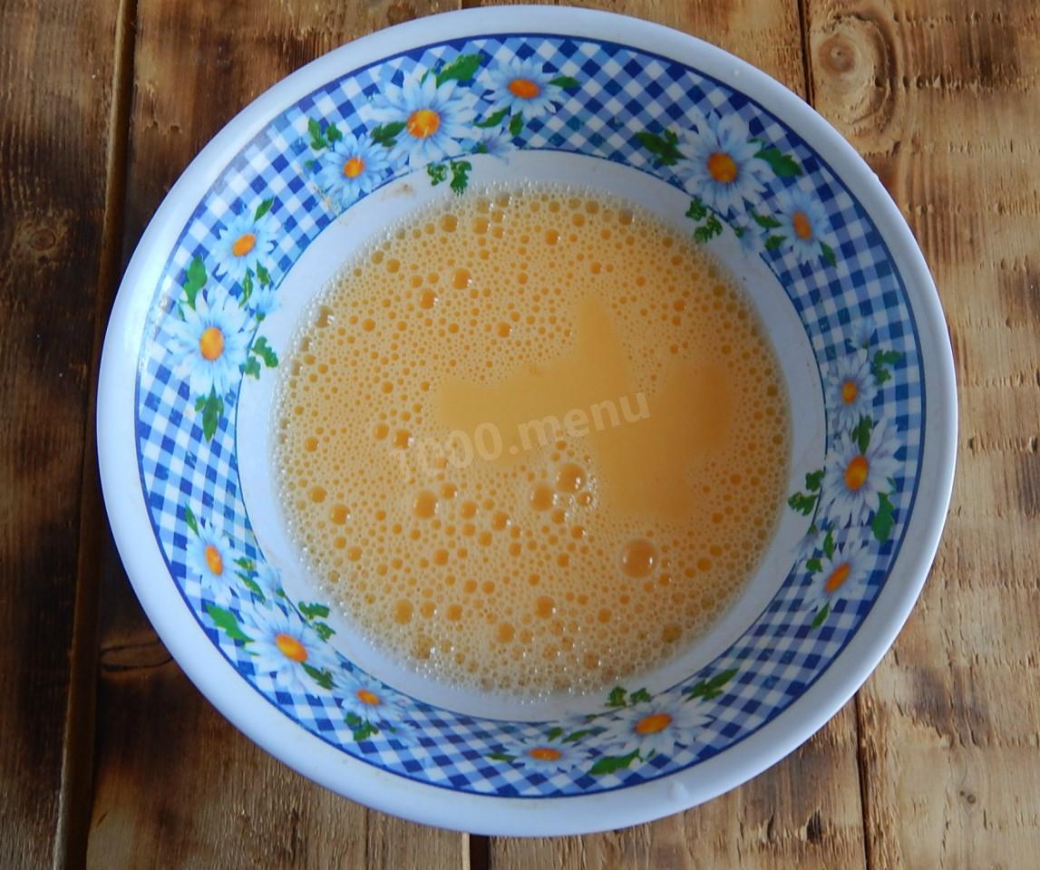Шаг 4 приготовления Колбаса с помидорами и яйцами на сковороде