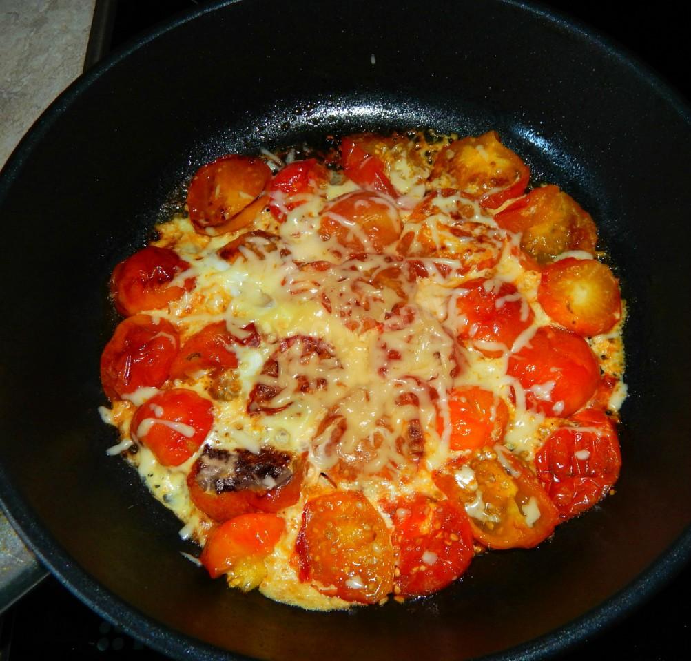 Шаг 7 приготовления Колбаса с помидорами и яйцами на сковороде