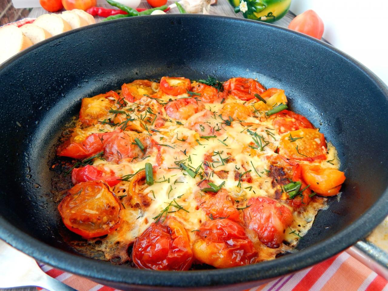 Шаг 8 приготовления Колбаса с помидорами и яйцами на сковороде