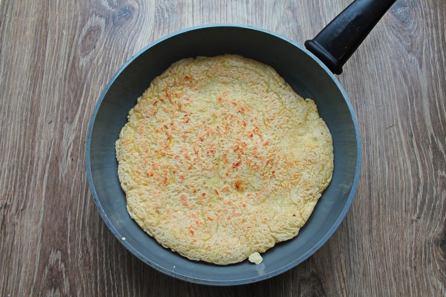 Шаг 4 приготовления Пицца из кабачков на сковороде