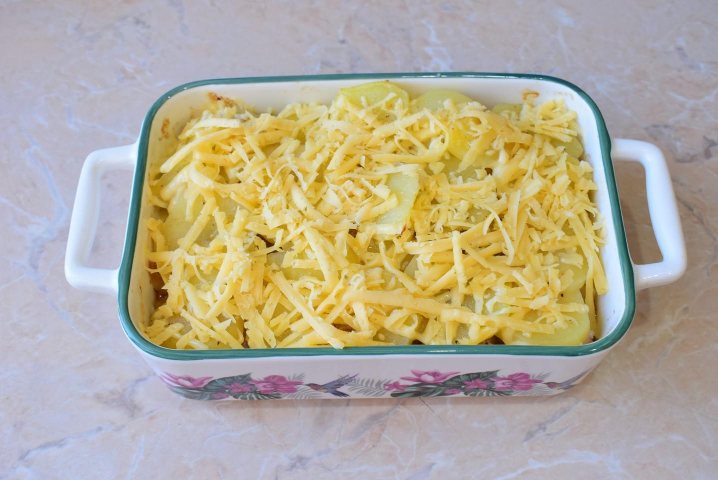 Шаг 8 приготовления Мясо в духовке с картошкой и сыром
