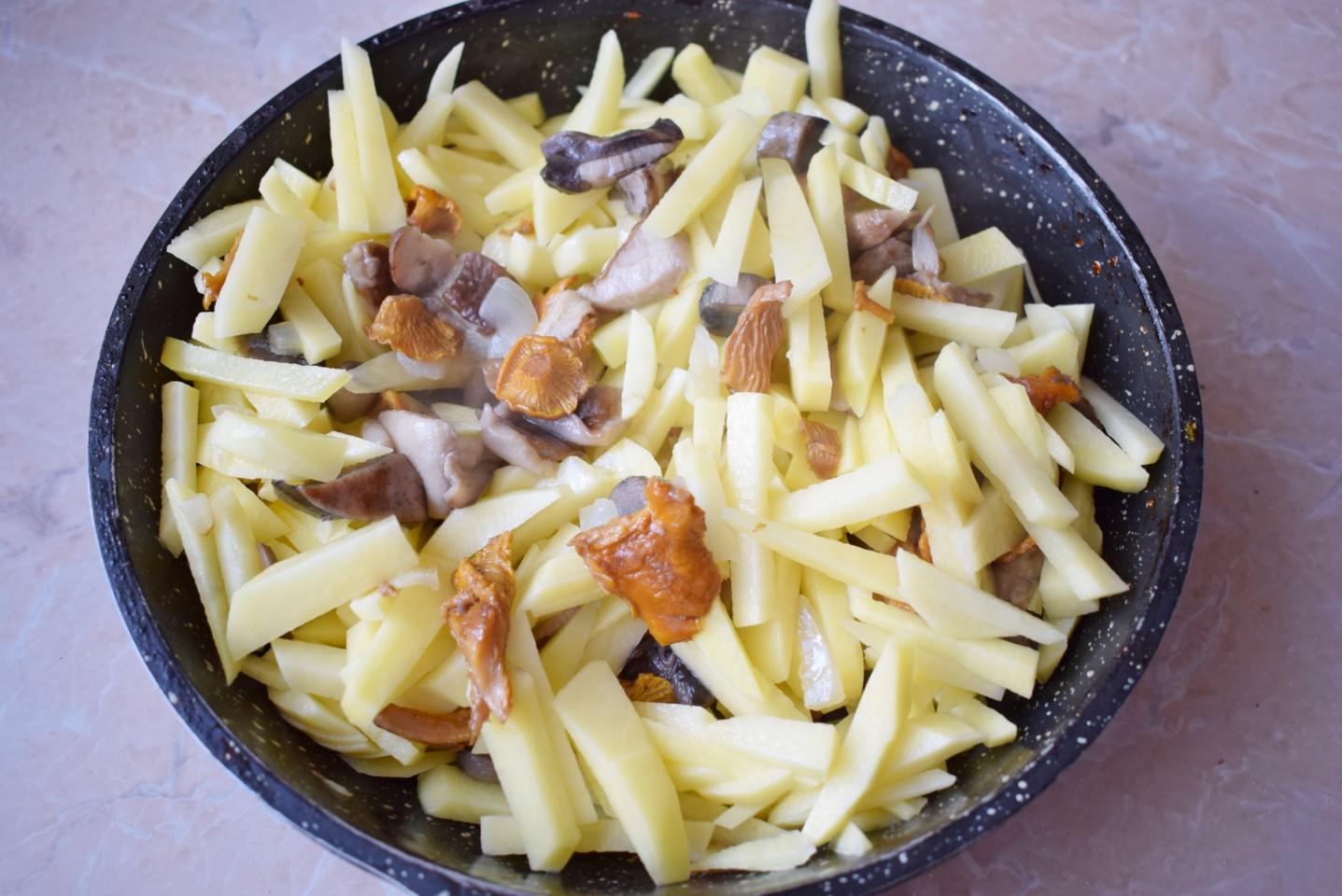 Шаг 6 приготовления Жареха с грибами и картошкой на сковороде