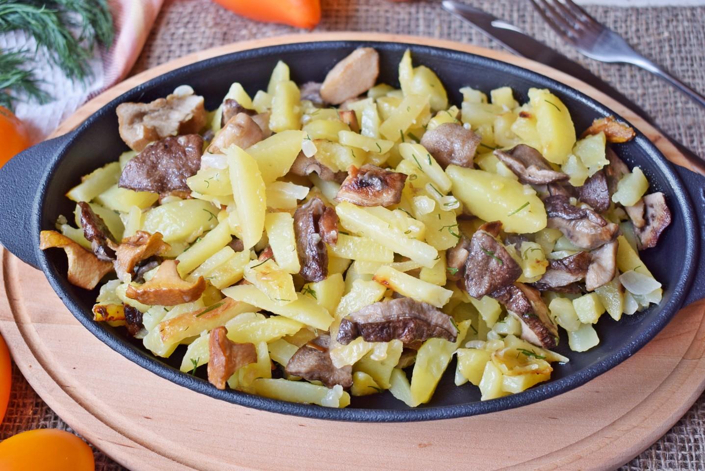 Шаг 8 приготовления Жареха с грибами и картошкой на сковороде