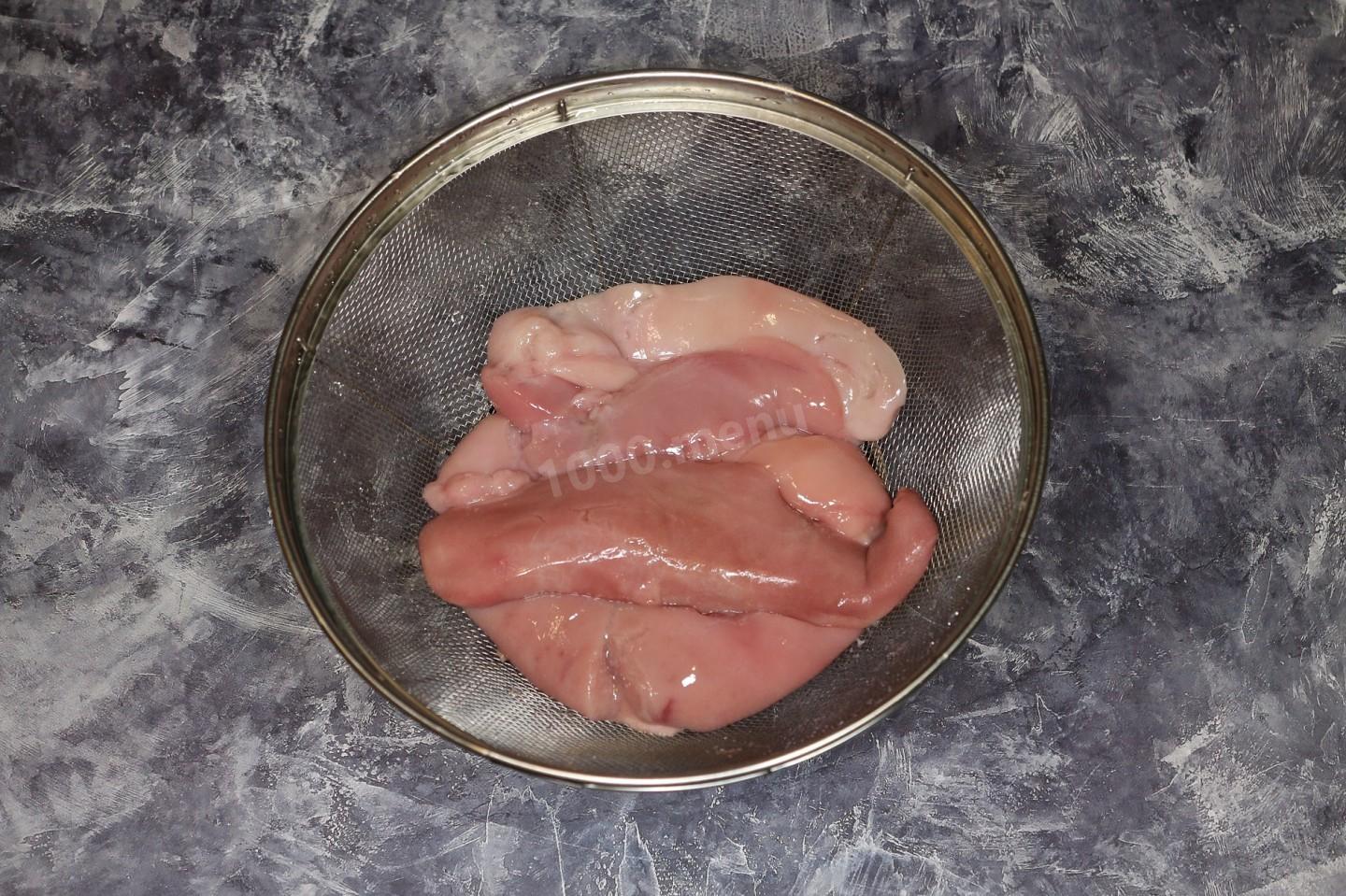 Шаг 1 приготовления Молоки с луком и морковью на сковороде