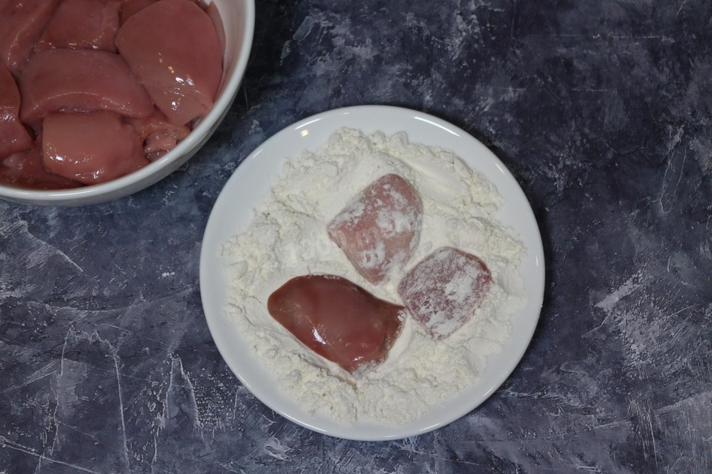 Шаг 2 приготовления Молоки с луком и морковью на сковороде