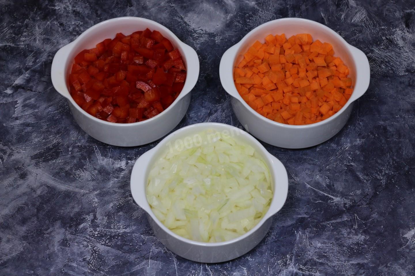 Шаг 3 приготовления Молоки с луком и морковью на сковороде