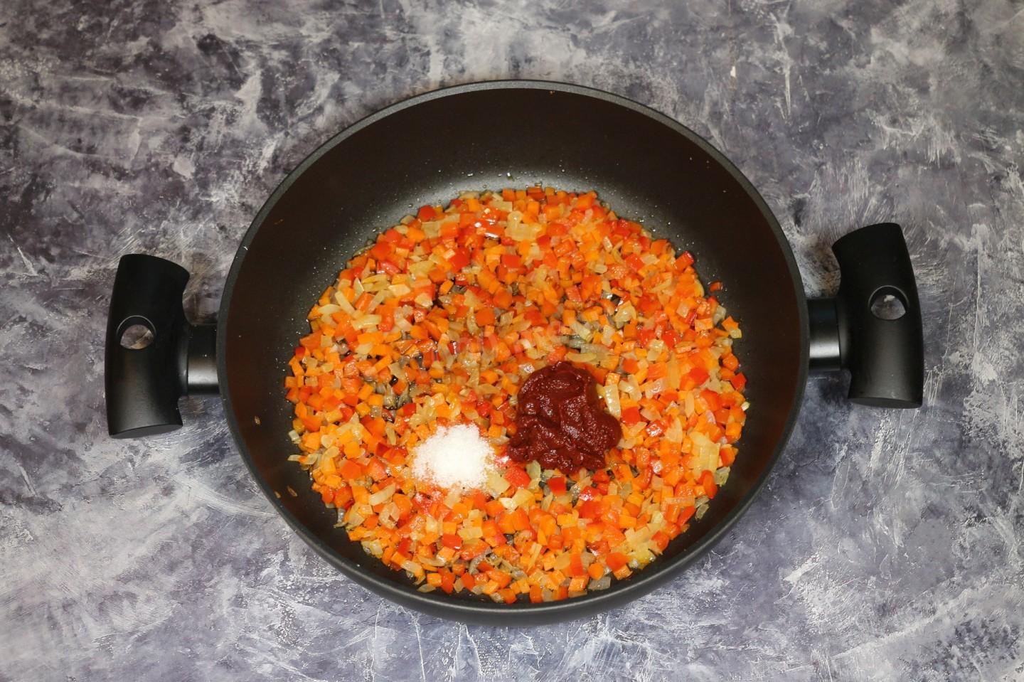 Шаг 4 приготовления Молоки с луком и морковью на сковороде