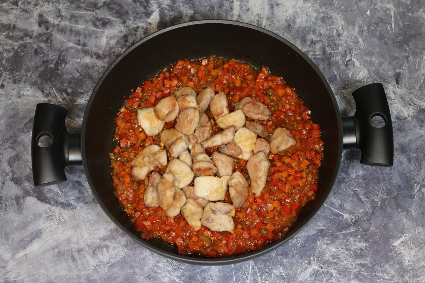 Шаг 5 приготовления Молоки с луком и морковью на сковороде