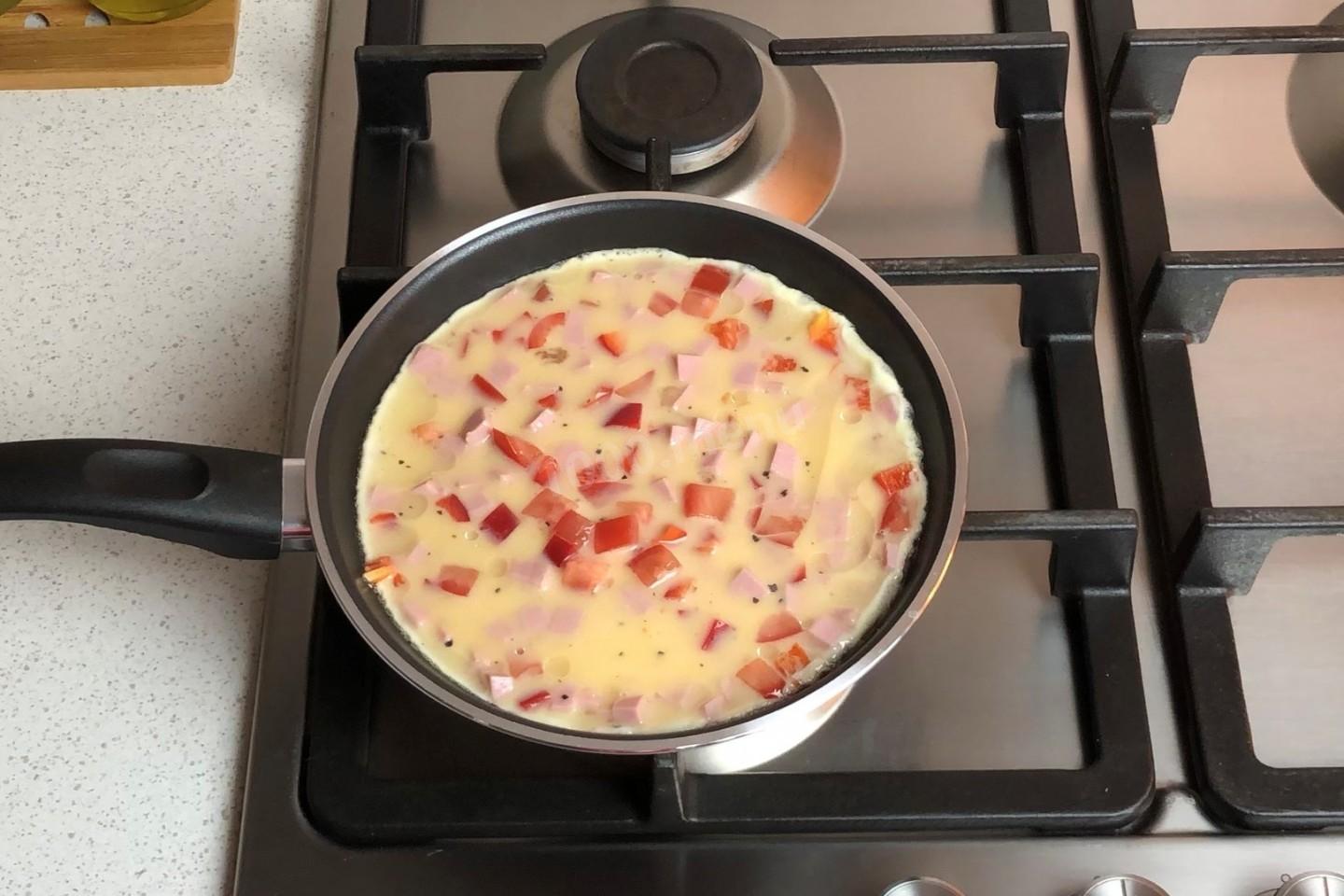 Шаг 8 приготовления Пышный омлет с молоком и колбасой на сковороде