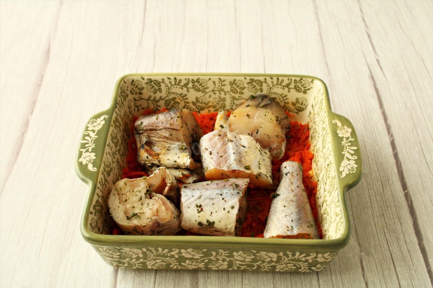 Шаг 11 приготовления Минтай в духовке с луком и морковью