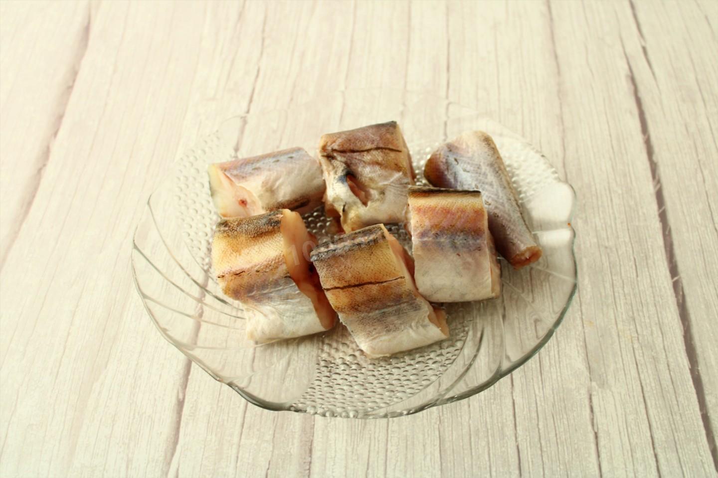 Шаг 2 приготовления Минтай в духовке с луком и морковью