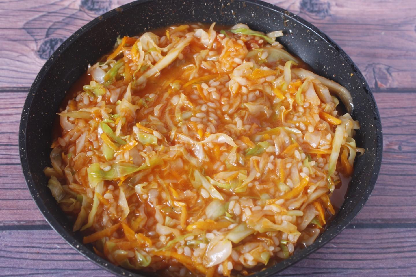 Шаг 3 приготовления Рис с капустой в духовке