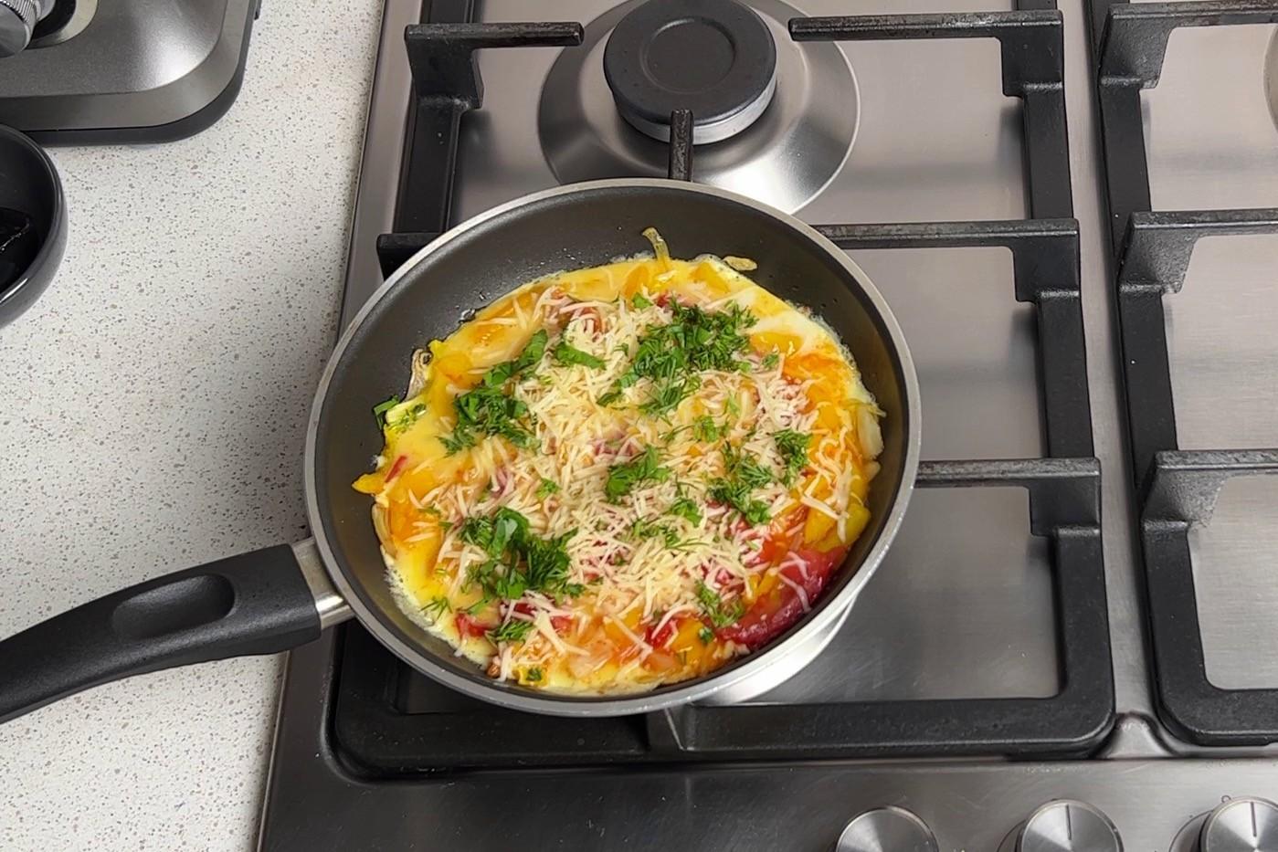 Шаг 10 приготовления Помидоры с сыром луком и яйцом на сковороде