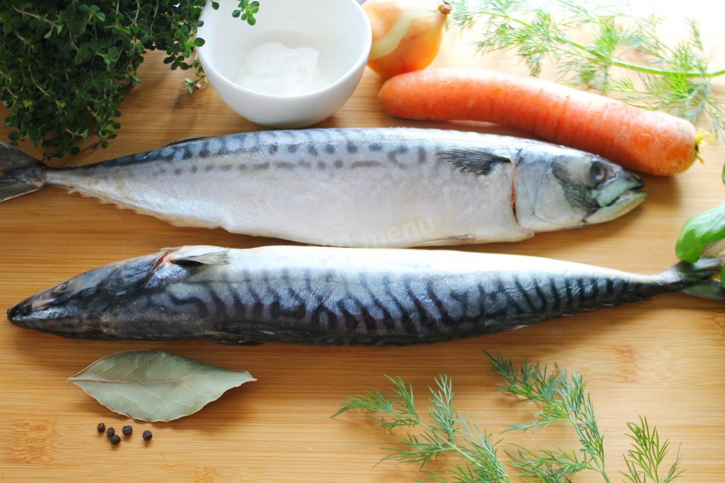 Шаг 1 приготовления Скумбрия в банке в духовке запеченная с луком