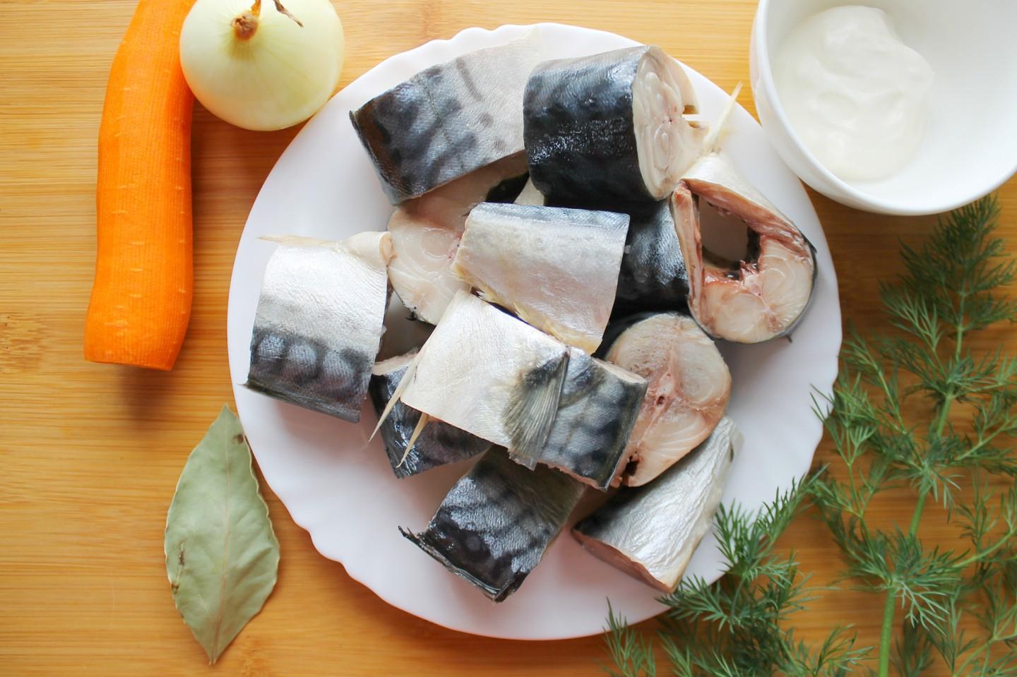 Шаг 2 приготовления Скумбрия в банке в духовке запеченная с луком