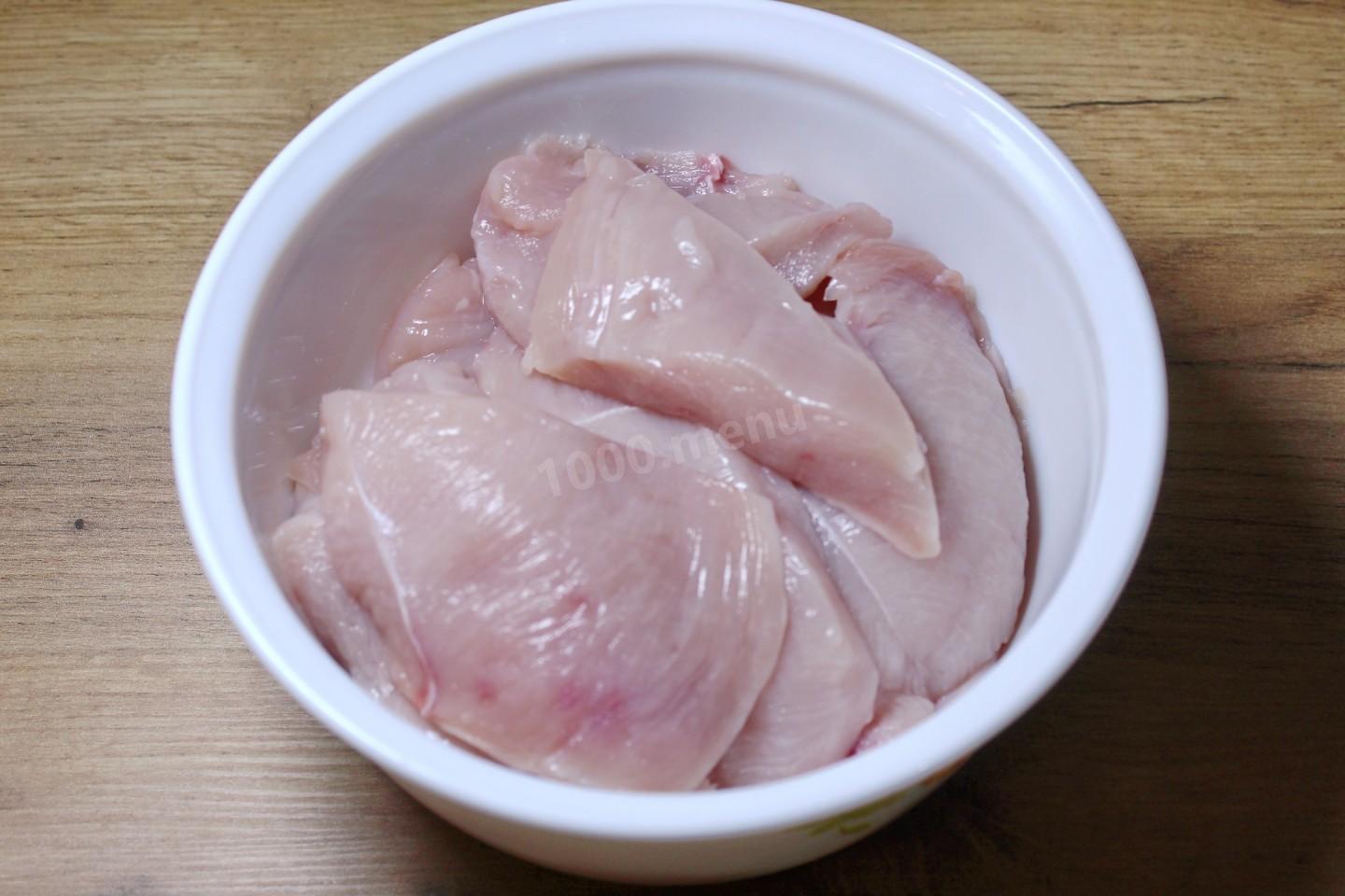 Шаг 2 приготовления Куриные грудки с майонезом на сковороде