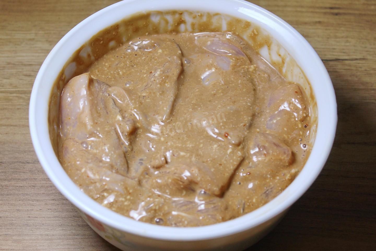 Шаг 4 приготовления Куриные грудки с майонезом на сковороде