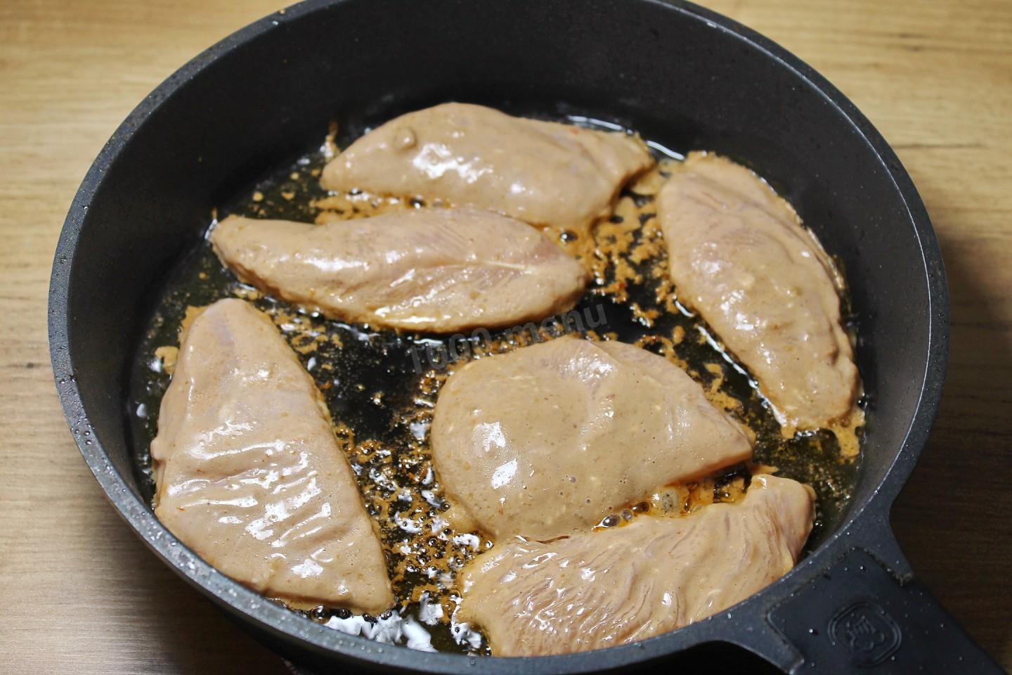 Шаг 5 приготовления Куриные грудки с майонезом на сковороде