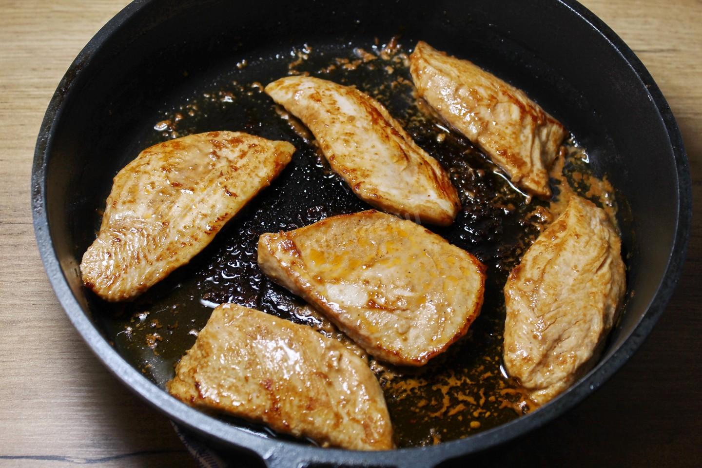 Шаг 6 приготовления Куриные грудки с майонезом на сковороде