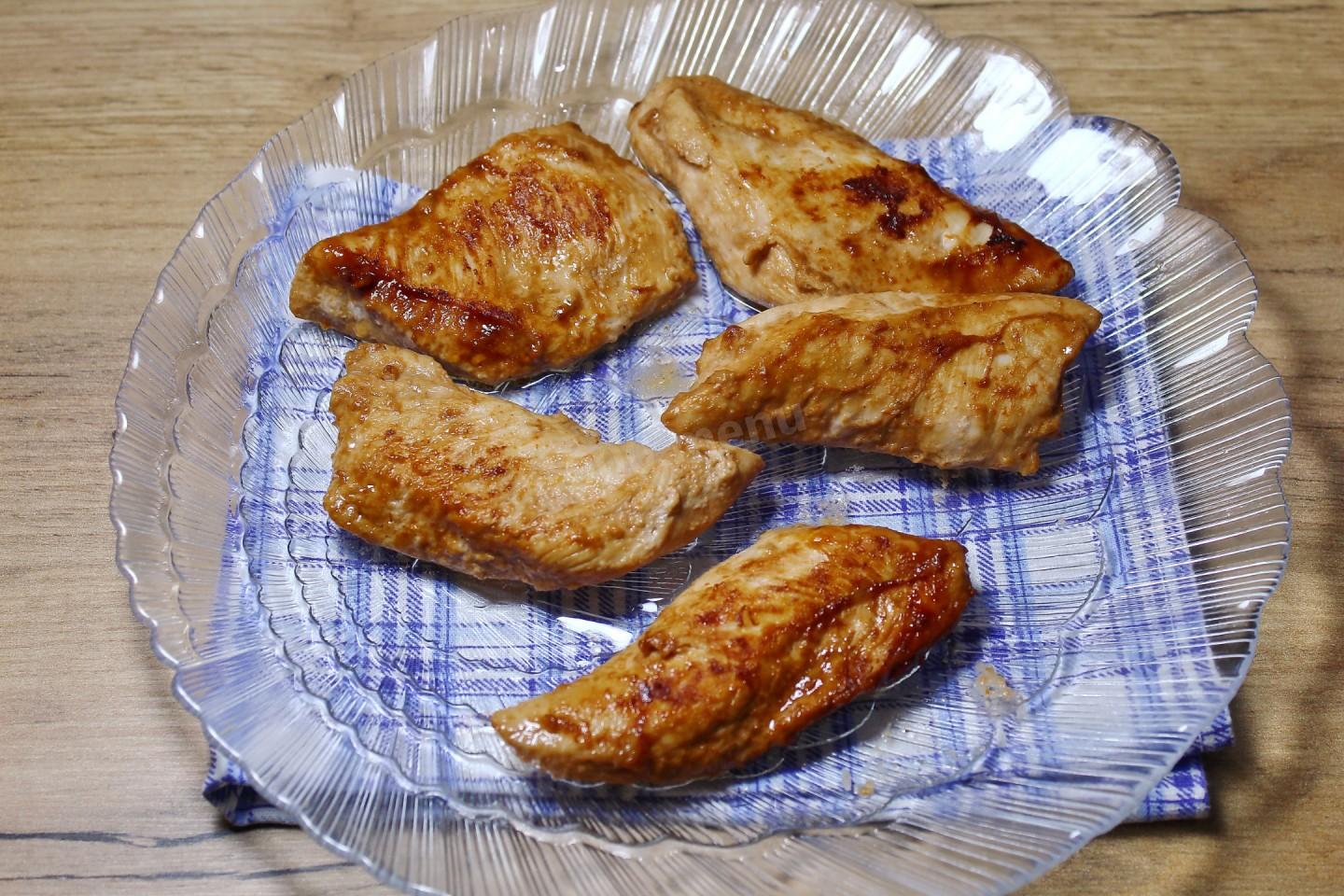 Шаг 7 приготовления Куриные грудки с майонезом на сковороде