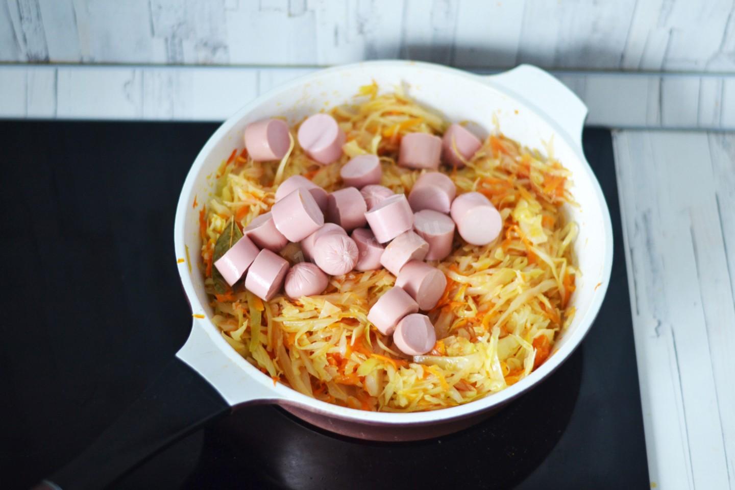 Шаг 10 приготовления Тушеная капуста с сосисками на сковороде