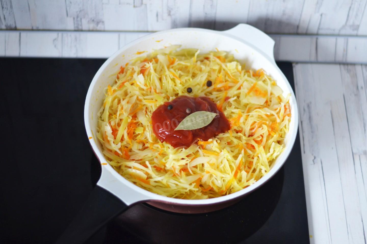 Шаг 9 приготовления Тушеная капуста с сосисками на сковороде