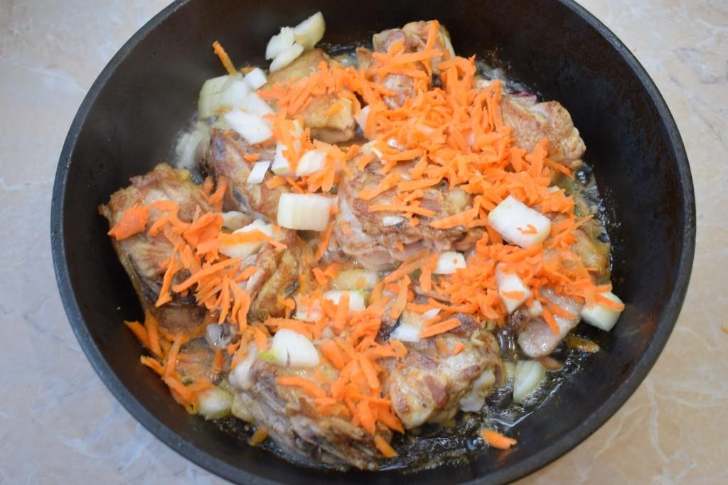 Шаг 4 приготовления Тушеная картошка с курицей в сковороде