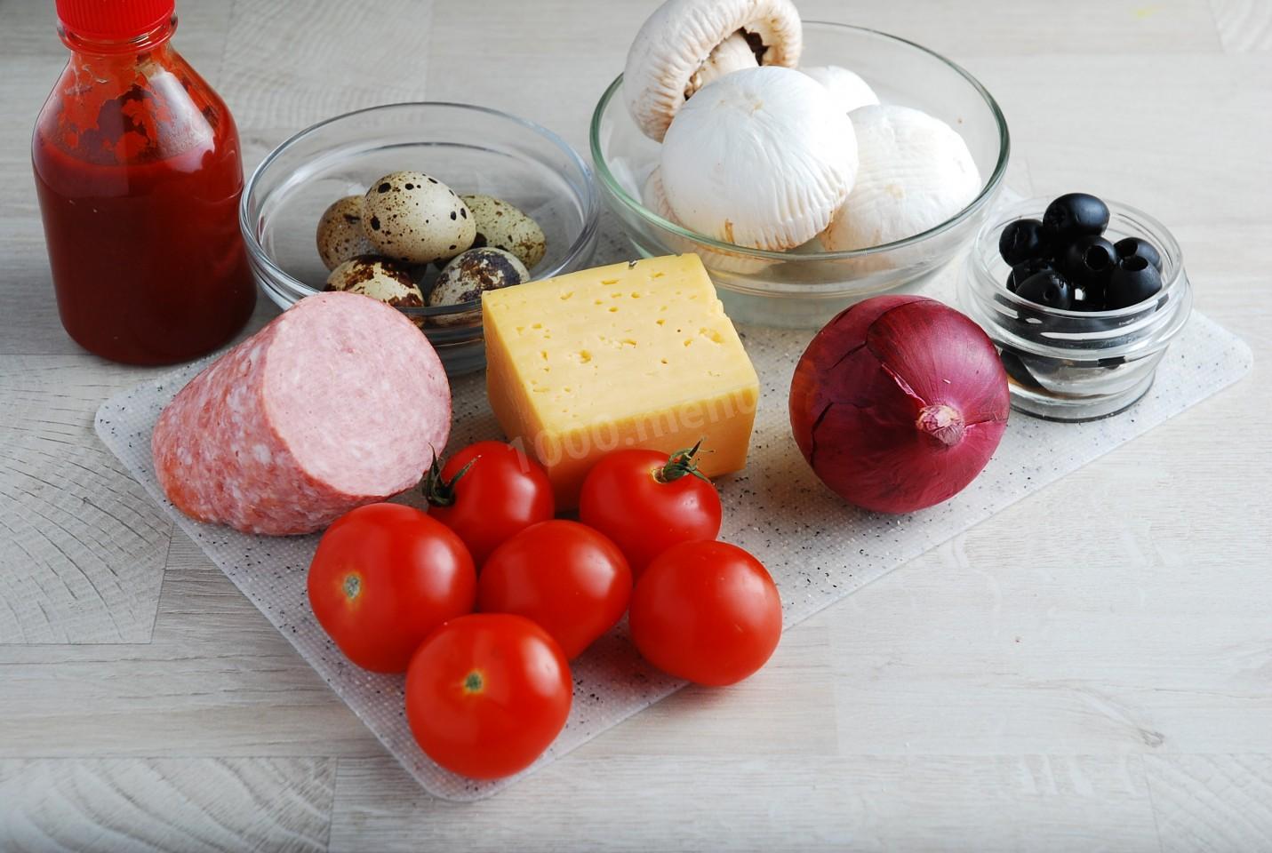 Шаг 4 приготовления Пицца с колбасой сыром и яйцами