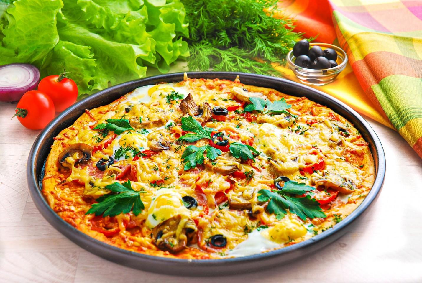 Обложка рецепта Пицца с колбасой сыром и яйцами