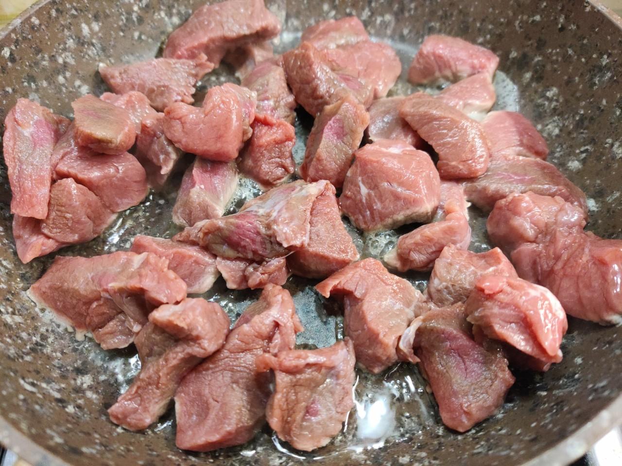 Шаг 1 приготовления Томатно мясной соус из мяса