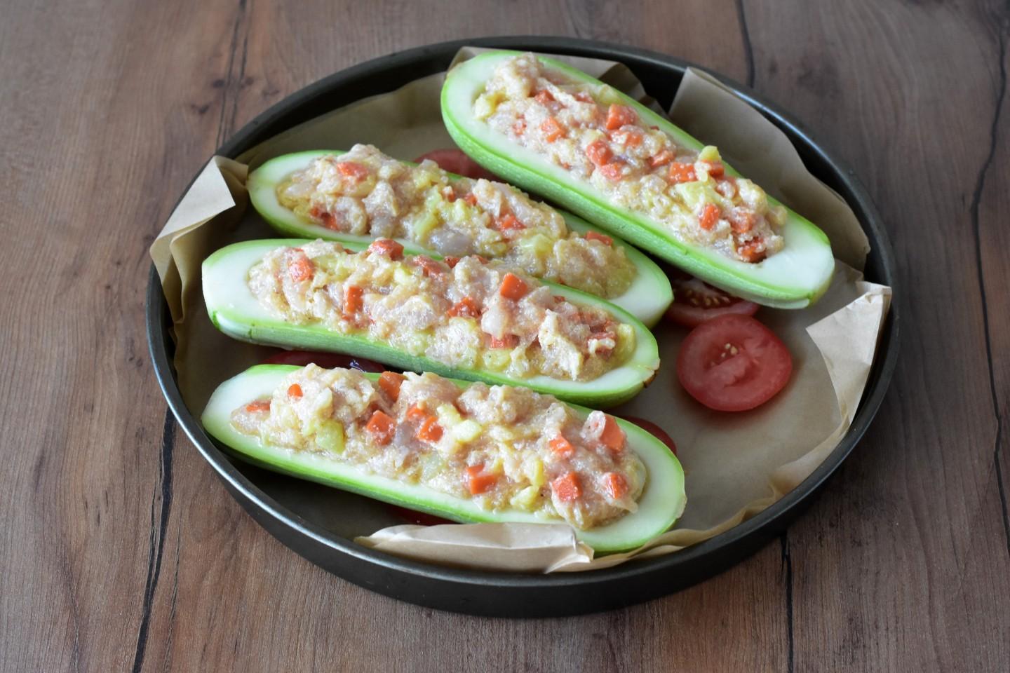 Шаг 10 приготовления Кабачки с куриным фаршем в духовке