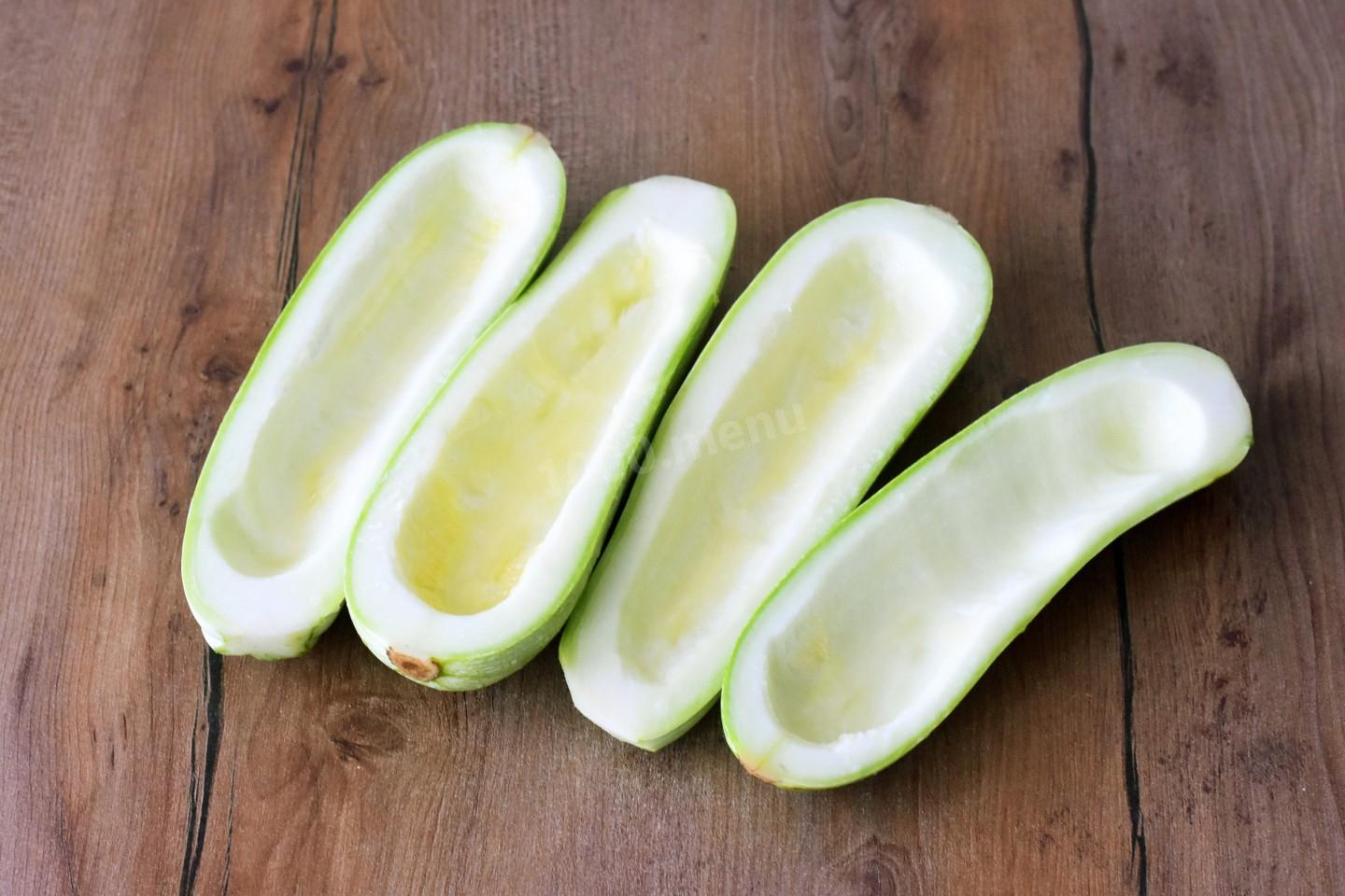 Шаг 3 приготовления Кабачки с куриным фаршем в духовке