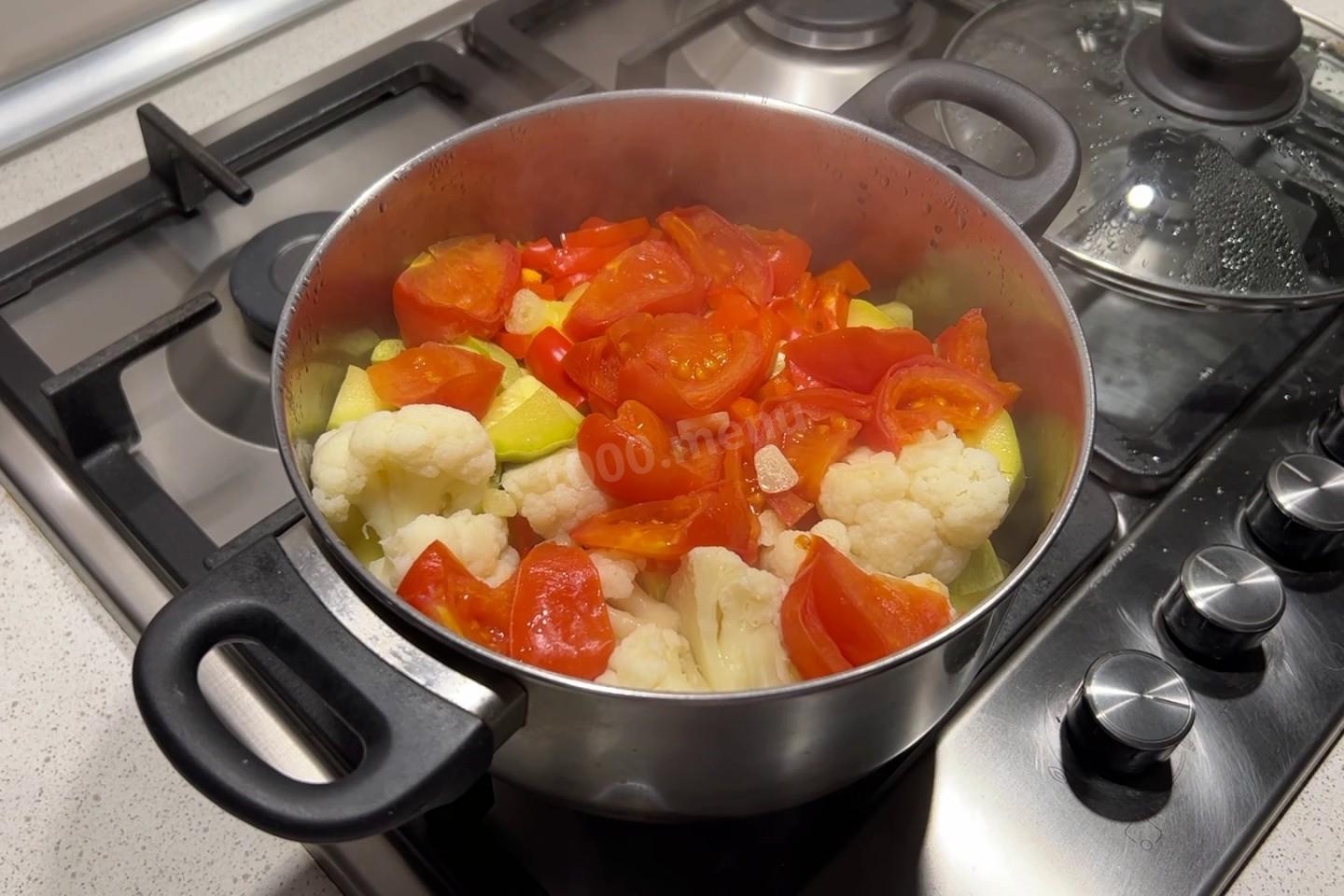 Шаг 8 приготовления Овощное рагу с кабачками баклажанами и картошкой