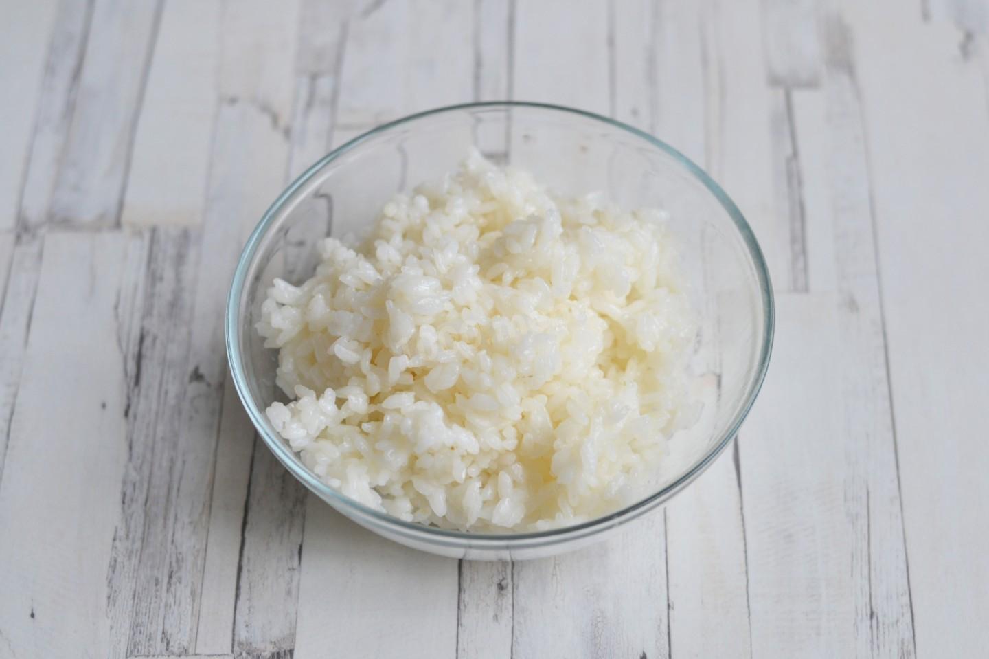 Шаг 2 приготовления Котлеты из рыбных консервов с рисом