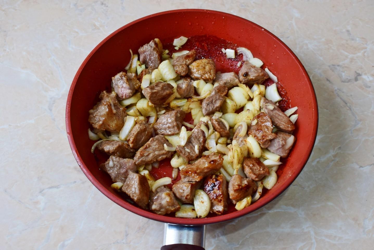 Шаг 7 приготовления Подлив к картофельному пюре с мясом