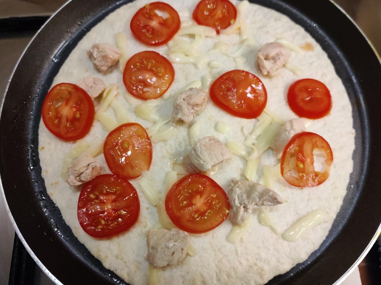 Шаг 1 приготовления Кесадилья с курицей и сыром в домашних условиях