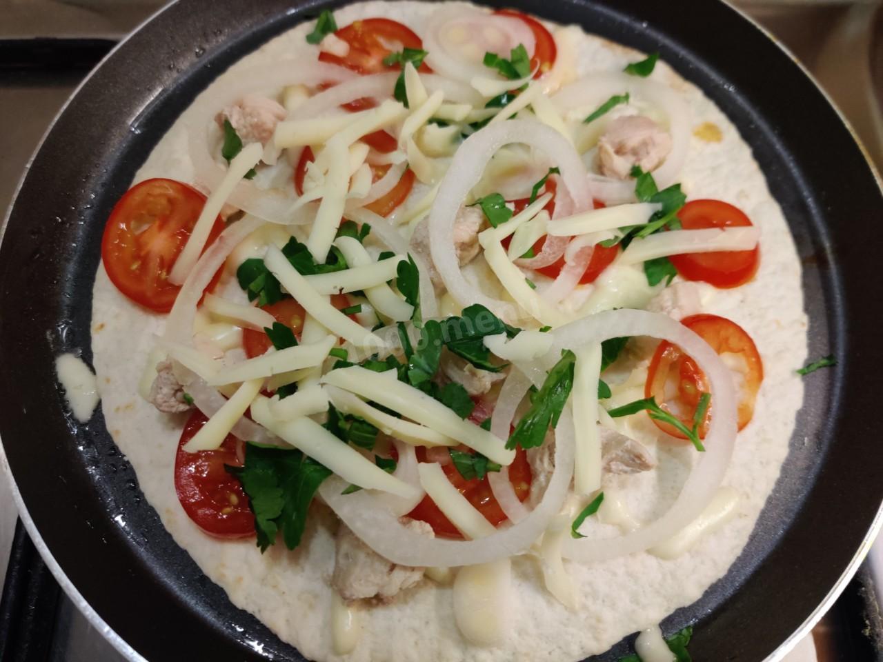 Шаг 3 приготовления Кесадилья с курицей и сыром в домашних условиях