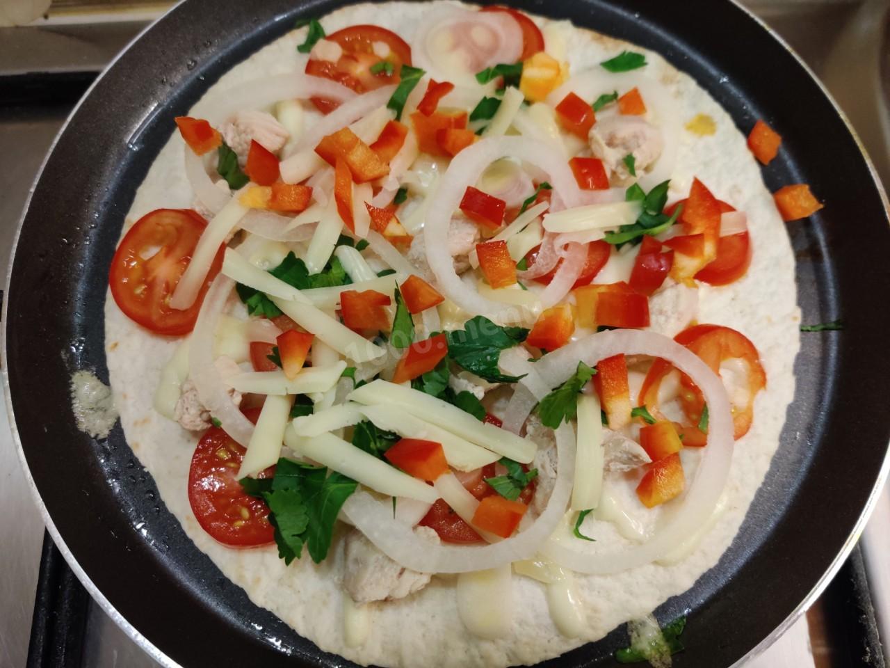 Шаг 4 приготовления Кесадилья с курицей и сыром в домашних условиях