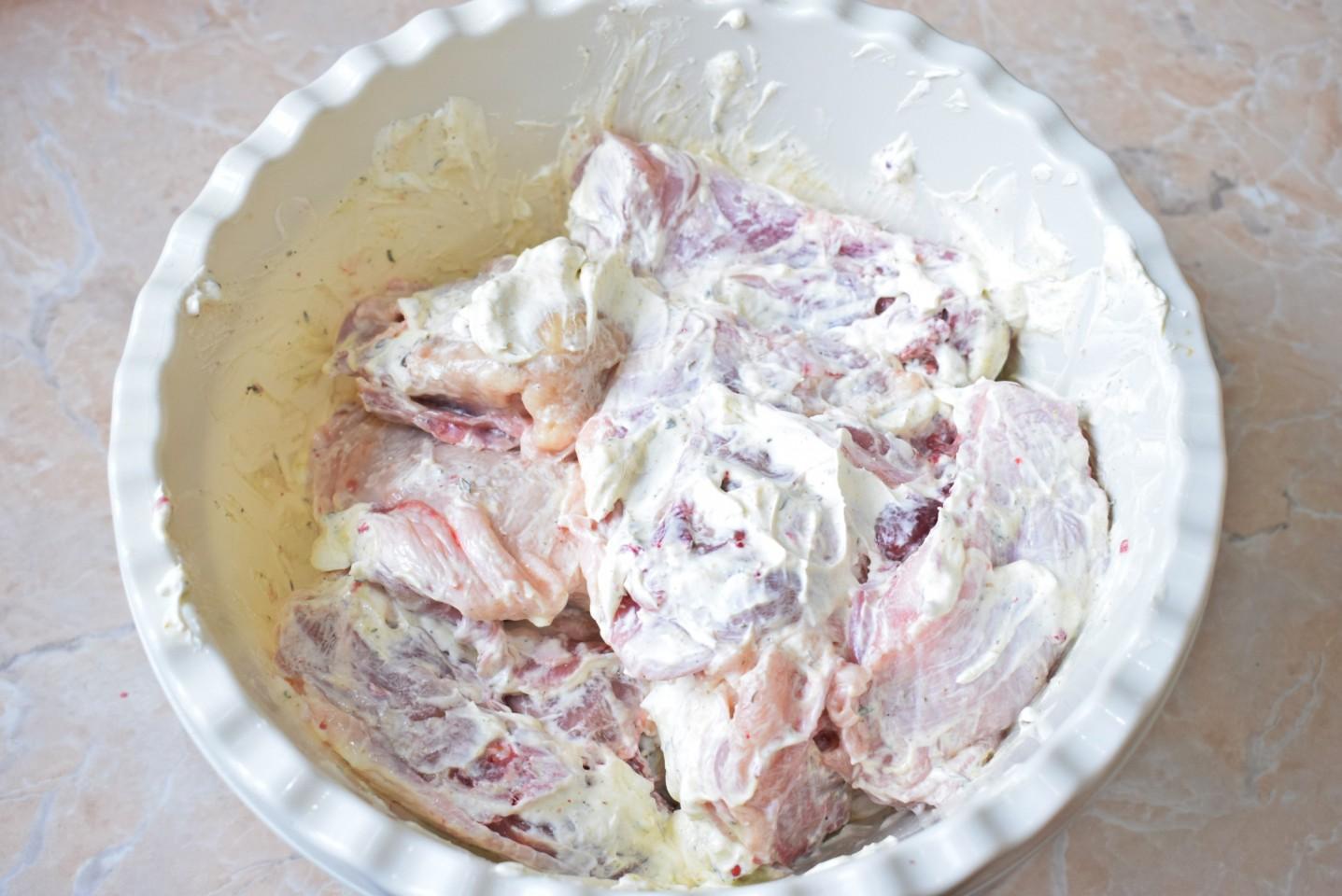 Шаг 3 приготовления Курица в сметанном соусе в духовке