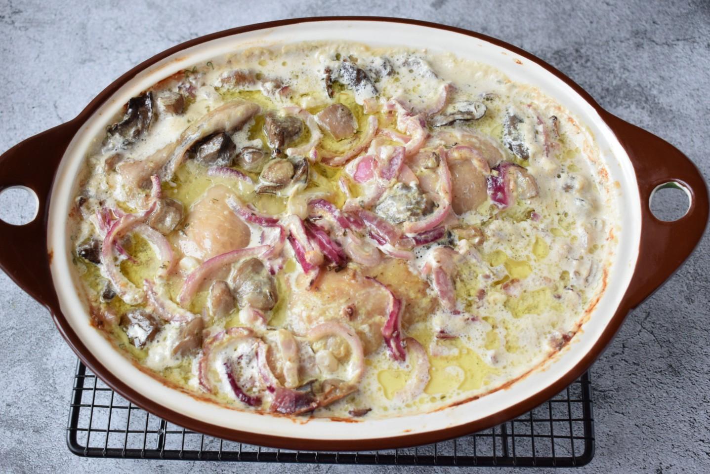 Шаг 6 приготовления Курица в сметанном соусе в духовке